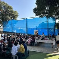 Niños en patio escolar